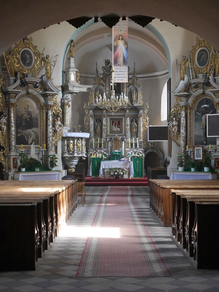 Wnętrze kościoła w Olesznie